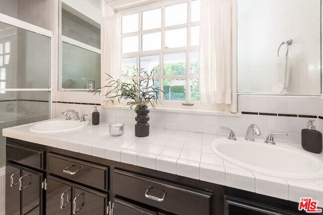 Building Photo - 1148 Coldwater Canyon Dr