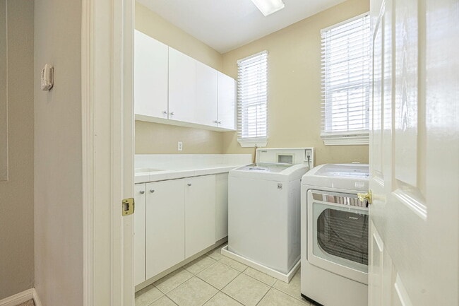 Building Photo - Refined Living in the Heart of Valencia