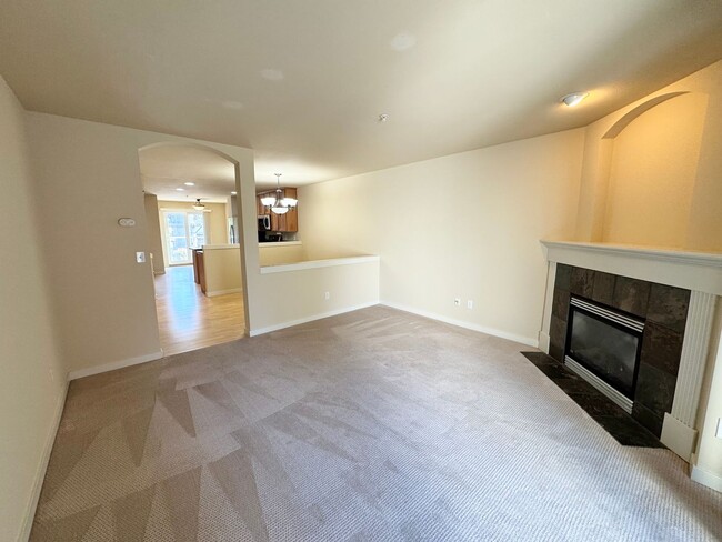Building Photo - Spacious 2 bedroom 2 1/2 bath Plus Den  to...