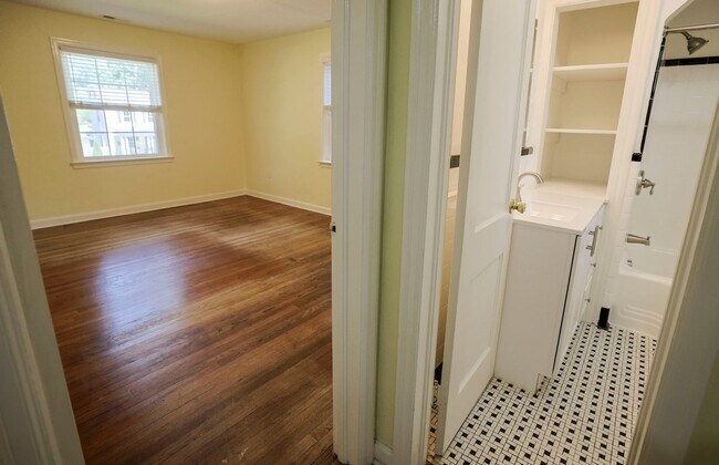 Building Photo - Beautiful 3BR/1.5BA Home in Newport News, VA - Move-in Ready!