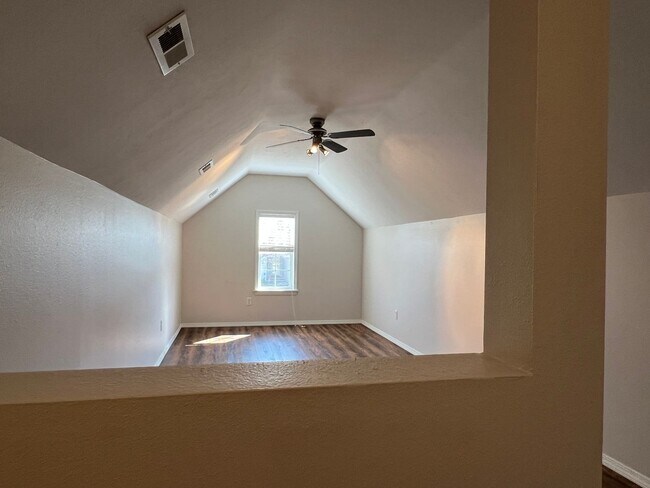 Building Photo - 3 Bed / 2 Bath Springfield Address, Republic Schools