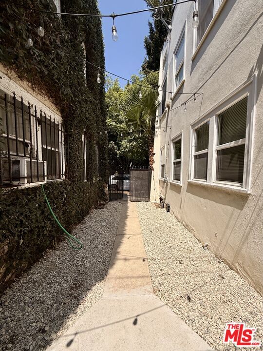 Building Photo - 936 S Berendo St