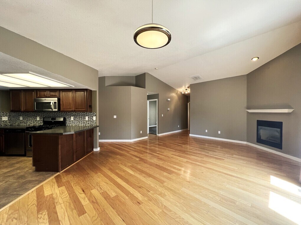 Building Photo - 3098 S Cadet Ln