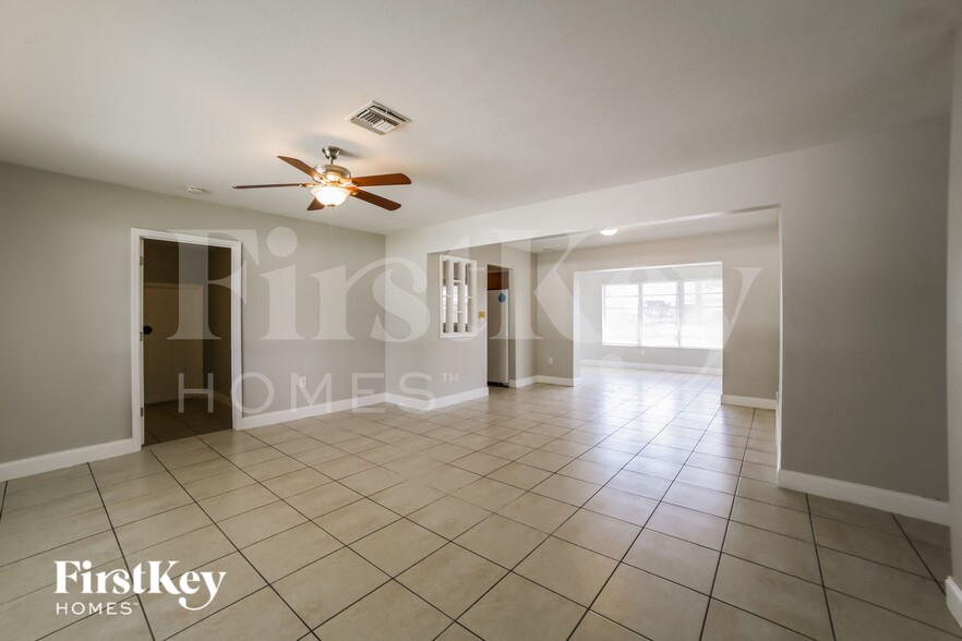 Building Photo - 2807 Utopia Dr