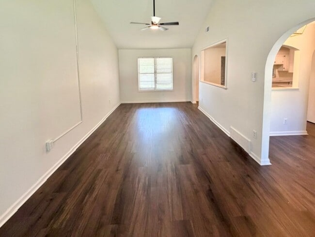 Building Photo - Newly renovated 3BR 2 bath home in Bartlett with separate Living Rm & Den!