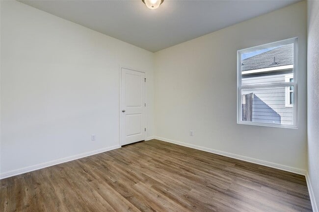 Building Photo - 210 Seneca Loop