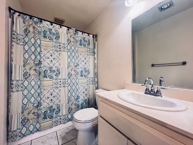 Building Photo - Mission Ridge 2 Bedroom 2 Bath Condo for Rent