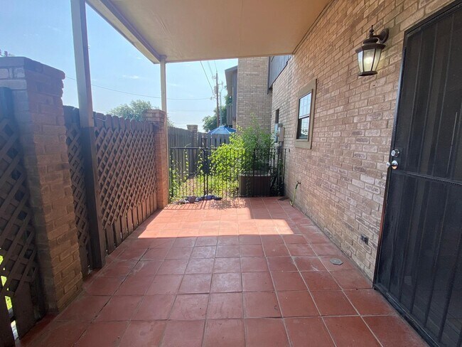 Building Photo - 2600 E San Jose St