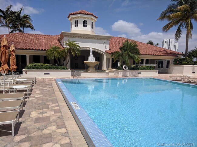 Building Photo - 20000 E Country Club Dr