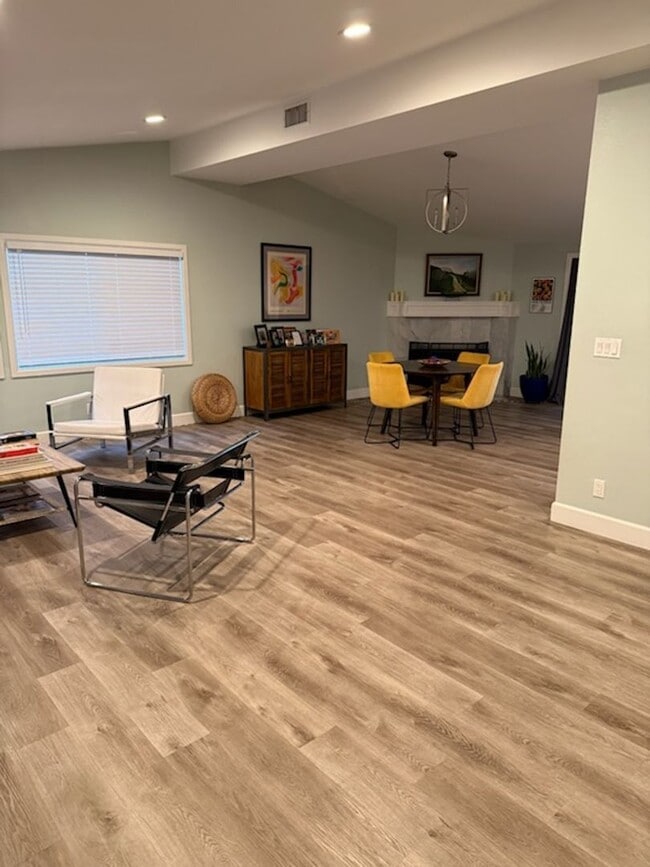 Building Photo - 814 N Waverly St