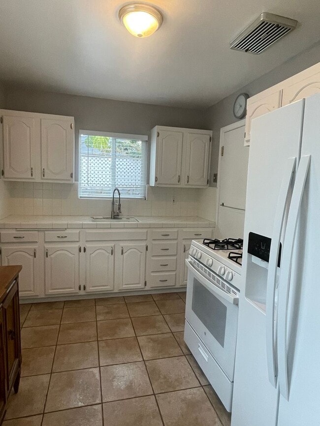 Building Photo - Bright, Updated Home with Garage, Laundry, and Private Yard