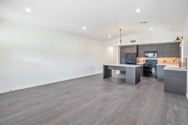 Building Photo - Newer Garfield District Duplex now available!