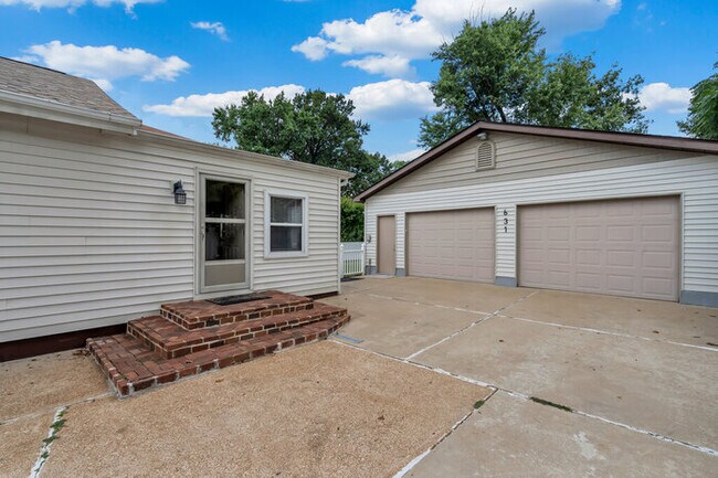 Building Photo - 631 Clover Ln