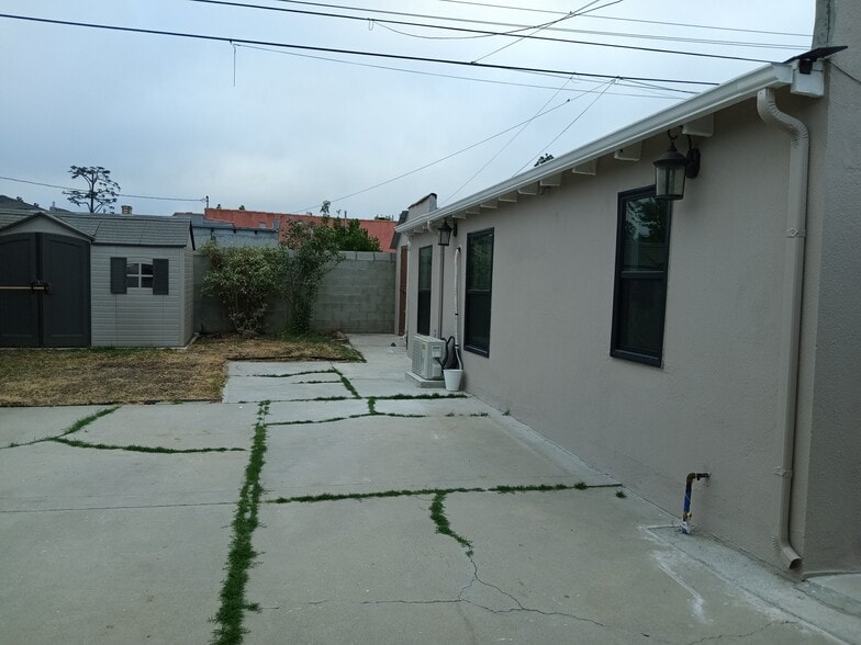 Building Photo - 5414 S Victoria Ave