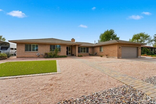 Building Photo - Welcome to this beautiful 5-bedroom, 3-bathroom home in Tempe Arizona!