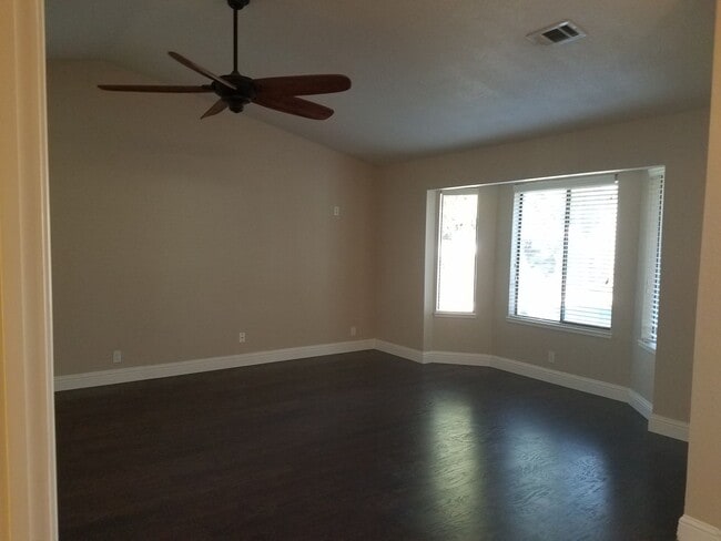 Building Photo - Lovely Roseville Home Close to School, Sho...