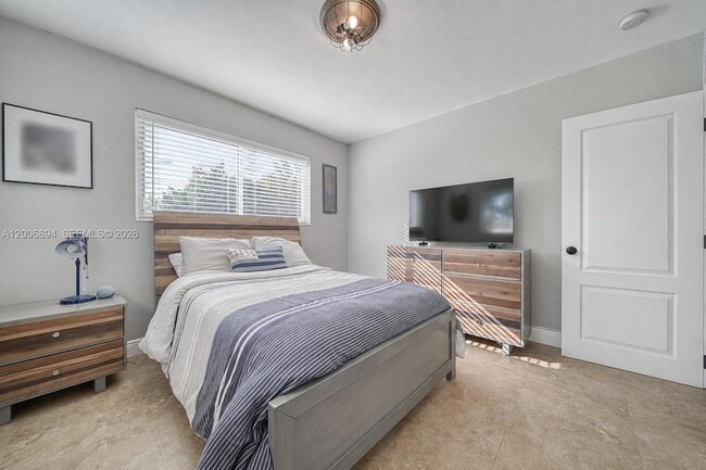 Building Photo - 10600 SW 80th Ct