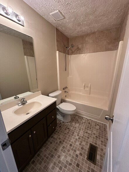 Building Photo - 104 Shirley Ct