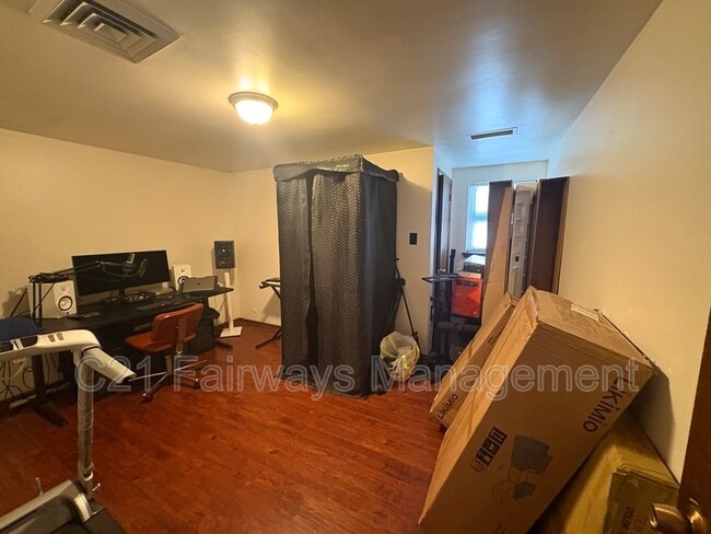 Building Photo - 528 St Clair Ave