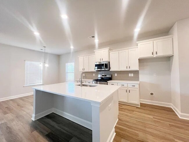 Building Photo - 335 Cypress Holw Trl