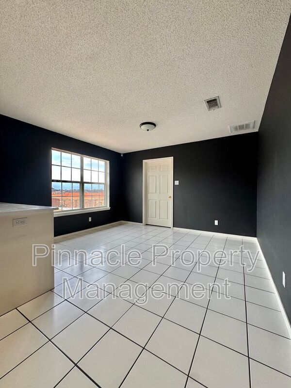 Building Photo - 10 Southridge Dr