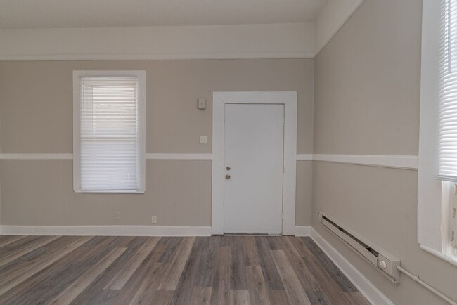 Building Photo - $880 Section 8 Ok!