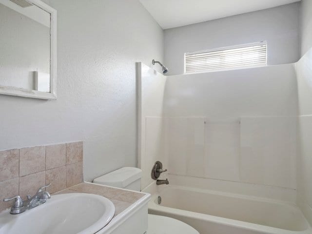Building Photo - 830 E Linda Dr