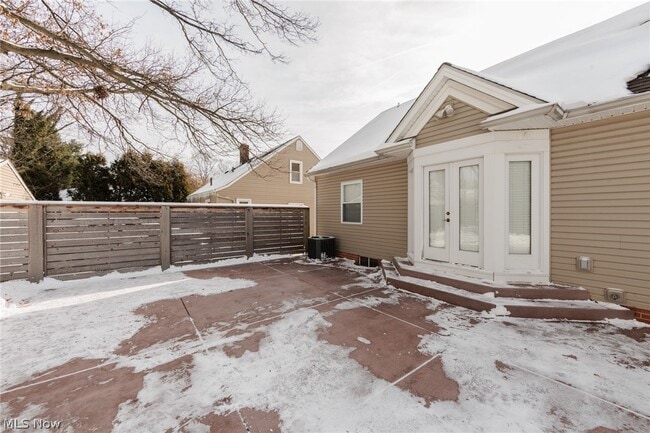 Building Photo - 23915 Glenhill Dr