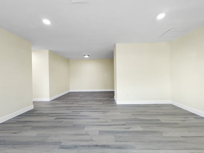 Building Photo - Beautifully Renovated 2BR/2BA with bonus room New Hurricane Windows + Backyard