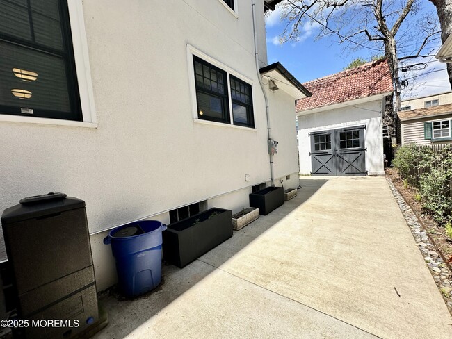 Building Photo - 703 7th Ave