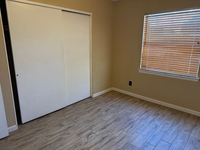 Building Photo - Nice 4 br, 1.75 ba, 2 living areas, 2 car ...