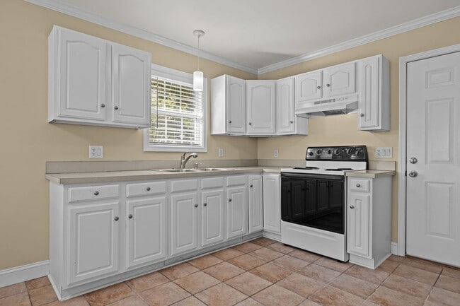 Building Photo - Broad Creek Home Available Now