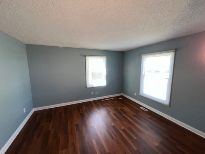 Building Photo - 1415 E 153rd Terrace