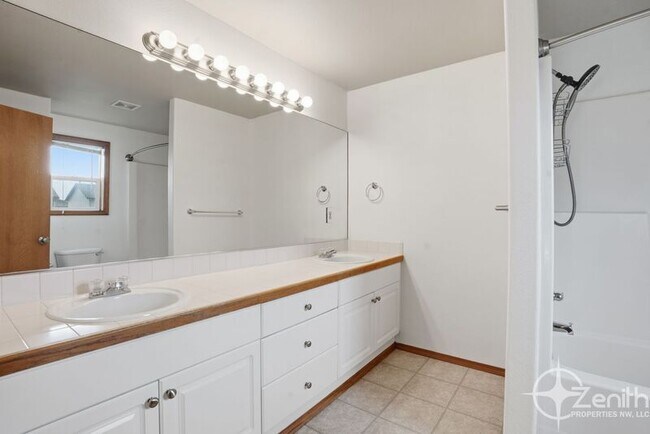 Building Photo - 10516 NE 113th Ave