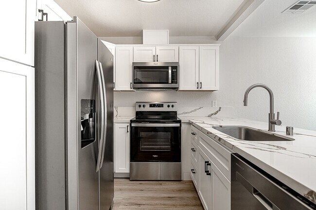 Building Photo - Newly remodeled upstairs condo in gated co...