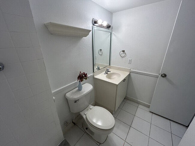 Building Photo - 4205 N University Dr