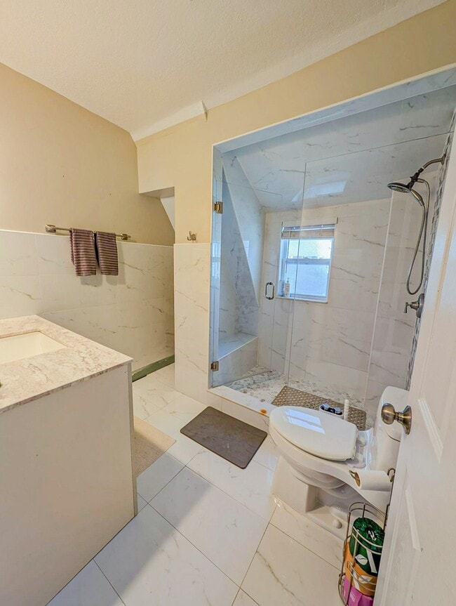 Building Photo - 15 Rosseter St