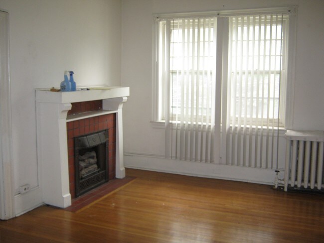 Building Photo - 301 W School House Ln