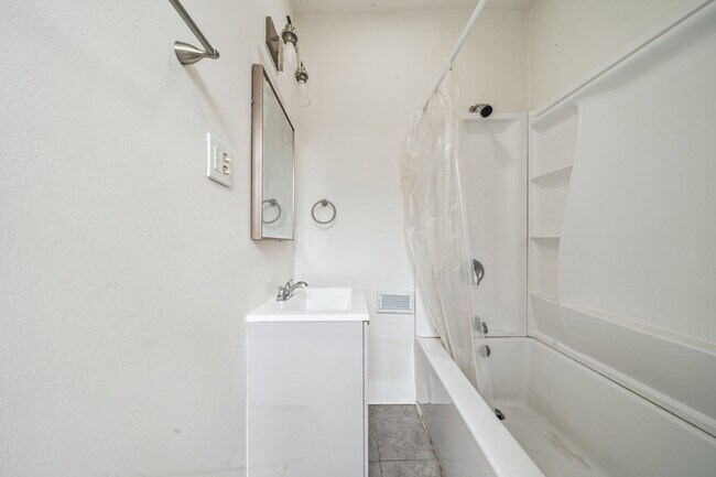 Building Photo - Spacious 3 Bedroom Home in Spring Garden (Single Family)