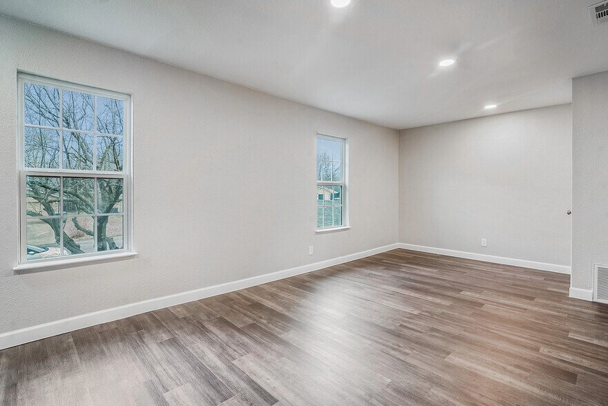 Building Photo - 813 S Valentine Dr