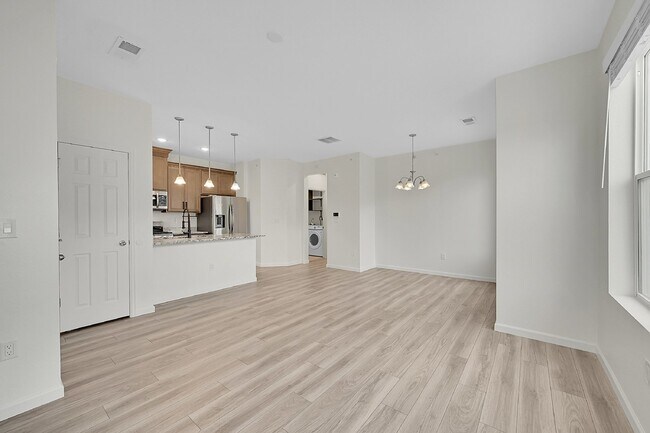 Building Photo - $2,250 - 2 Bed,1 Bath, Updated townhome in...