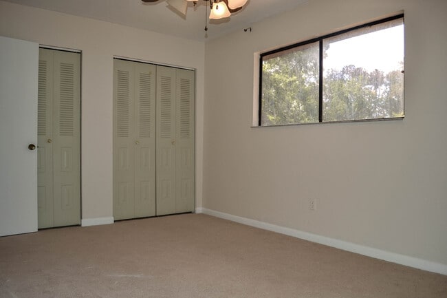 Building Photo - Charming 2BR/2.5BA End Unit Townhome with Fenced Backyard in Greenleaf – Pets Welcome!