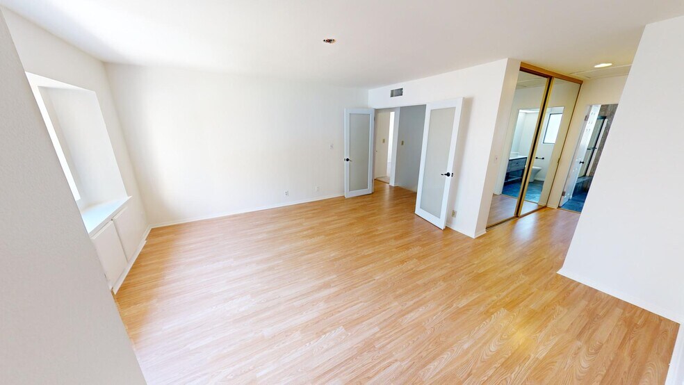 Building Photo - 1218 S Westlake Blvd