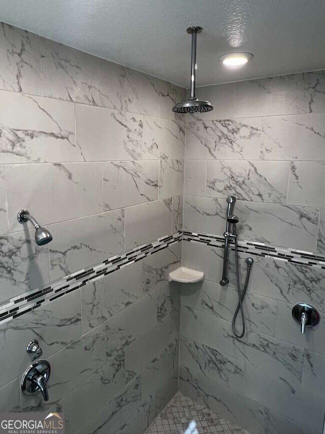 Building Photo - 226 Edgewater Dr