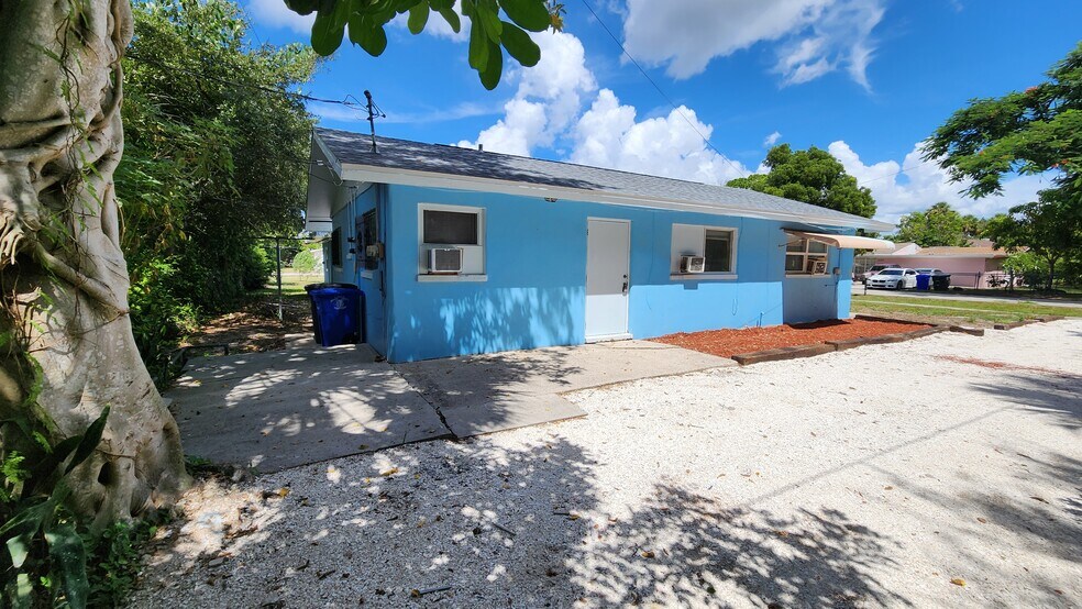 Primary Photo - 2252 Maple Ave