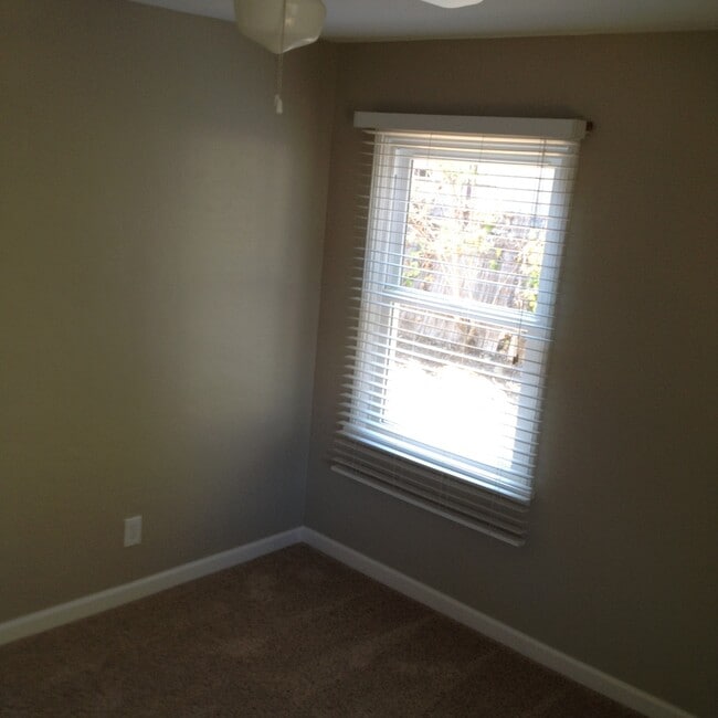 Building Photo - Beautiful 2bd/1ba Upstairs Duplex with a H...