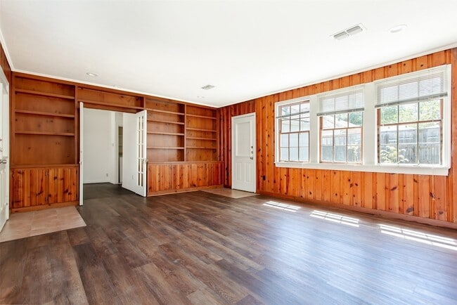 Building Photo - 9025 San Fernando Way