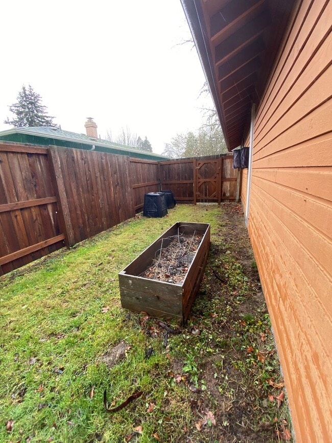 Building Photo - Spacious 4 Bedroom House in South Town!