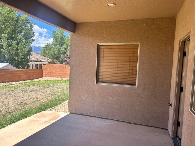 Building Photo - La Verkin Charm!