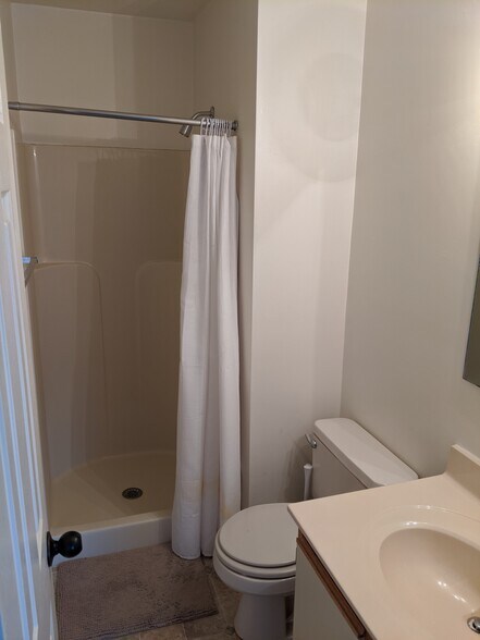 Upstairs Master Bath - 892 Patrick Henry Dr